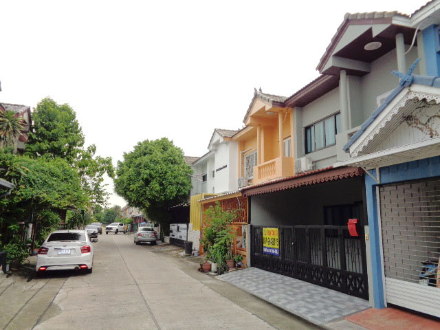 H1203 ขาย/ให้เช่า ทาวน์เฮ้าส์รีโนเวท หมู่บ้านวรารักษ์ เลียบคลองสอง27 หน้ากว้าง 5 เมตร เฟอร์ครบ แขวงสามวาตะวันตก เขตคลองสามวา กทม.10510