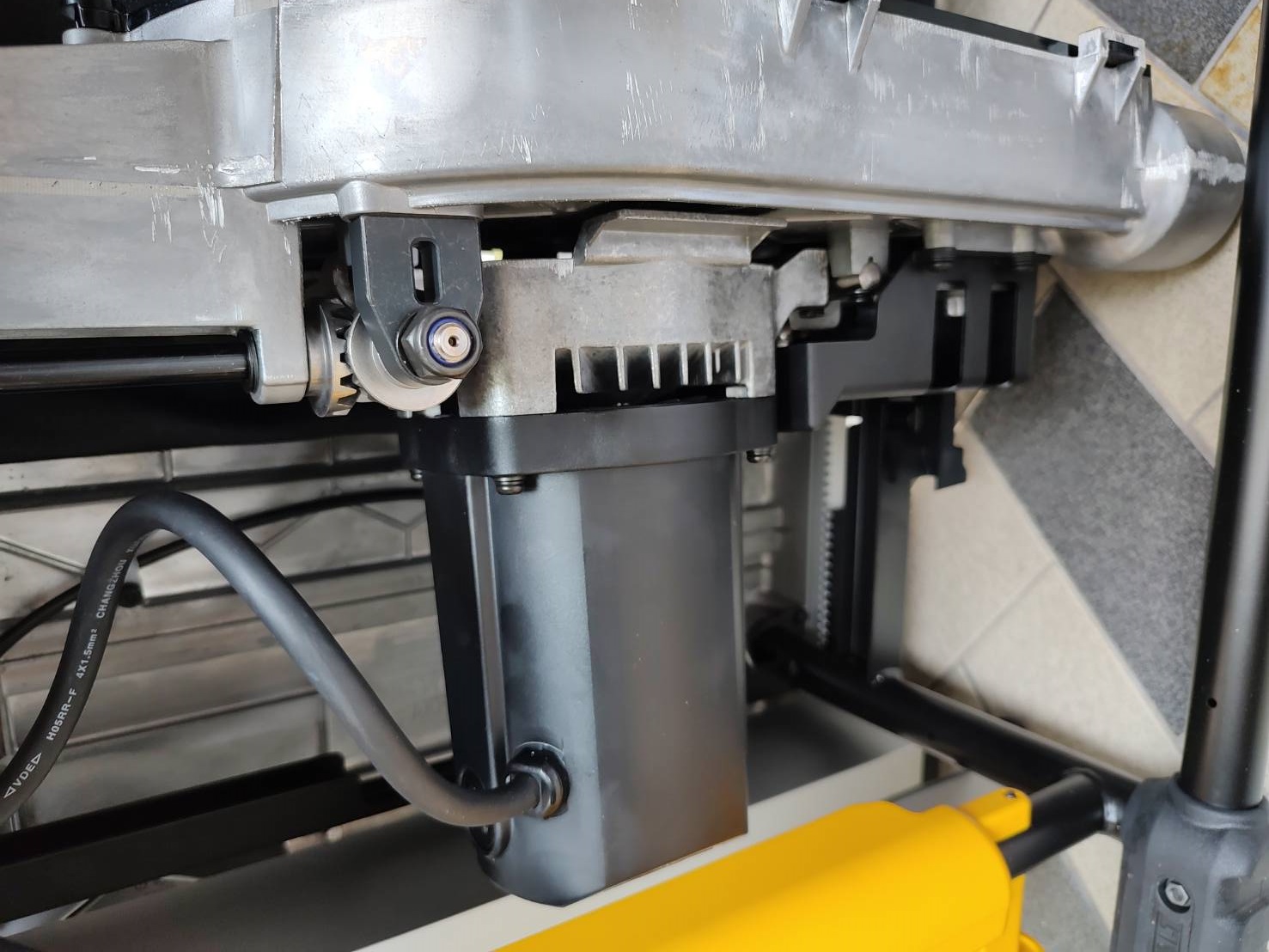 โต๊ะเลื่อยวงเดือน10" DWE7492A-IN DEWALT