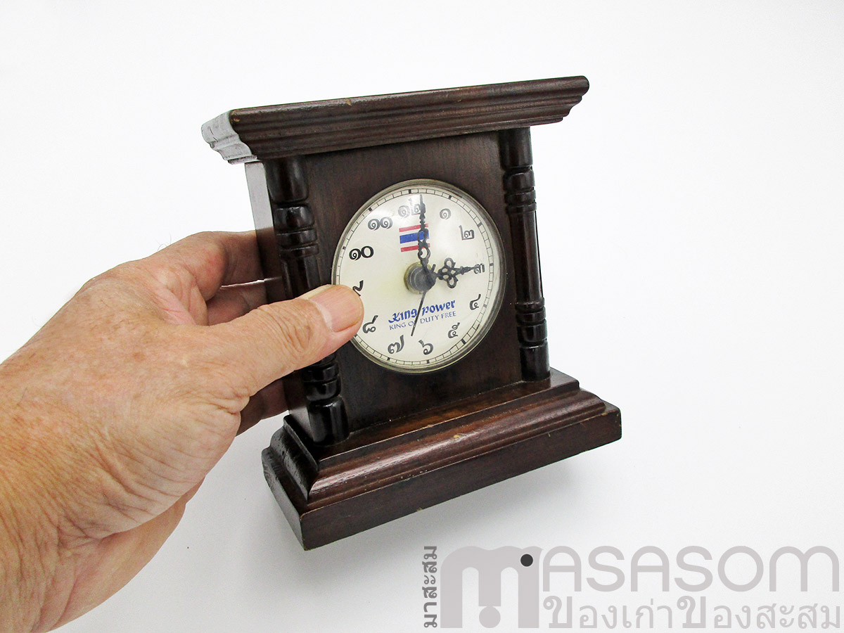 นาฬิกาตั้งโต๊ะไม้สัก ที่ระลึกจาก Kingpower