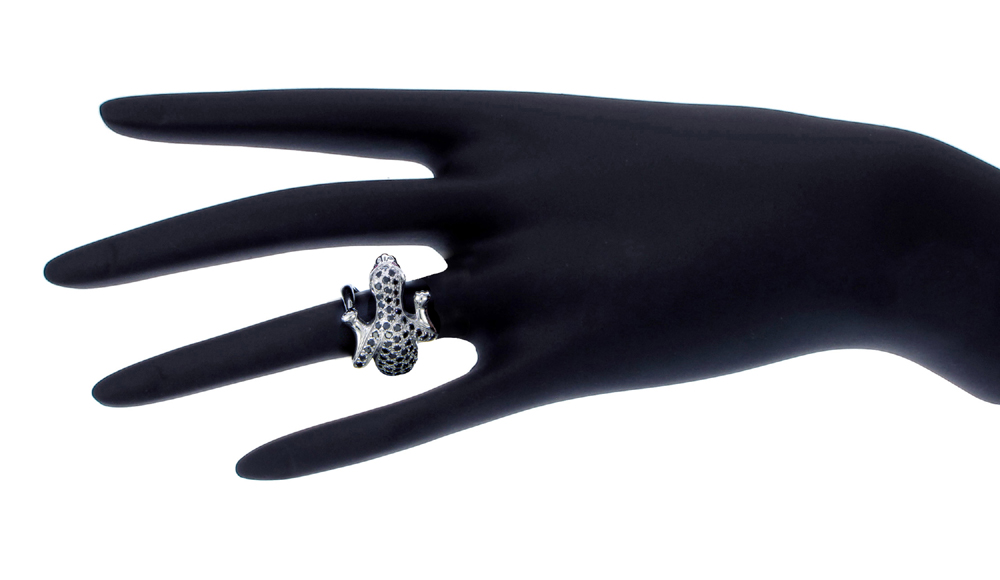 แหวนเงิน ประดับเพชร CZ แหวนลายเสือ ดีไซน์ยอดฮิตสวยเก๋ ใส่ออกงานสุดหรู มีความพิถีพิถันมีลวดลายที่ชวนหลงใหล เหมาะกับทุกไลฟ์สไตล์ของสาวๆทุกช่วงวัย