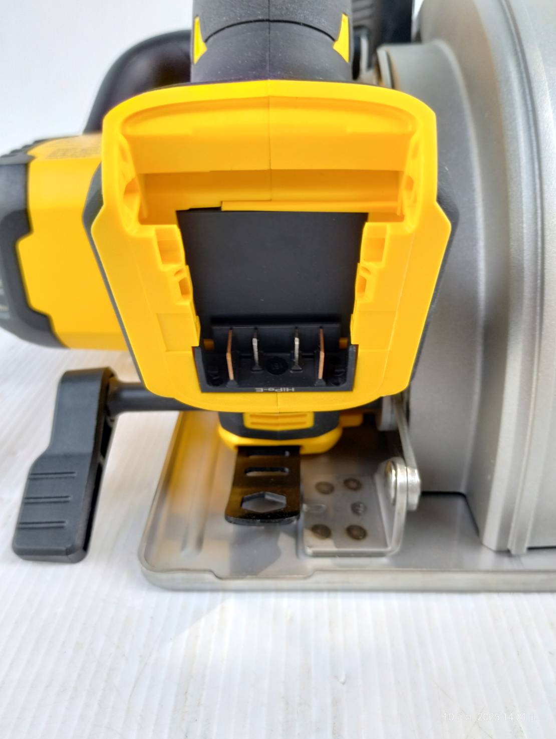 DEWALT รุ่น DCS383N-B1 เลื่อยวงเดือนตัดโลหะไร้สาย 20V Max XR ไร้แปรงถ่าน 7-1/4" (เฉพาะตัวเครื่อง)
