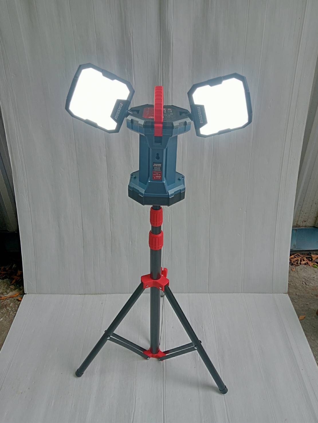 MASARU ไฟฉายสปอร์ตไลท์ SCLF-920-B1 ไฟสปอร์ตไลท์ไร้สาย 2IN1 กันน้ำ มีขาตั้ง พกพาสะดวก ปรับได้ 4 ระดับ