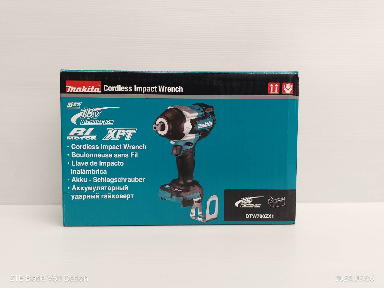 MAKITA เครื่องขันบล๊อกไร้สาย 18 โวลต์ 1/2 นิ้ว + สายสะพาย รุ่น DTW700ZX1