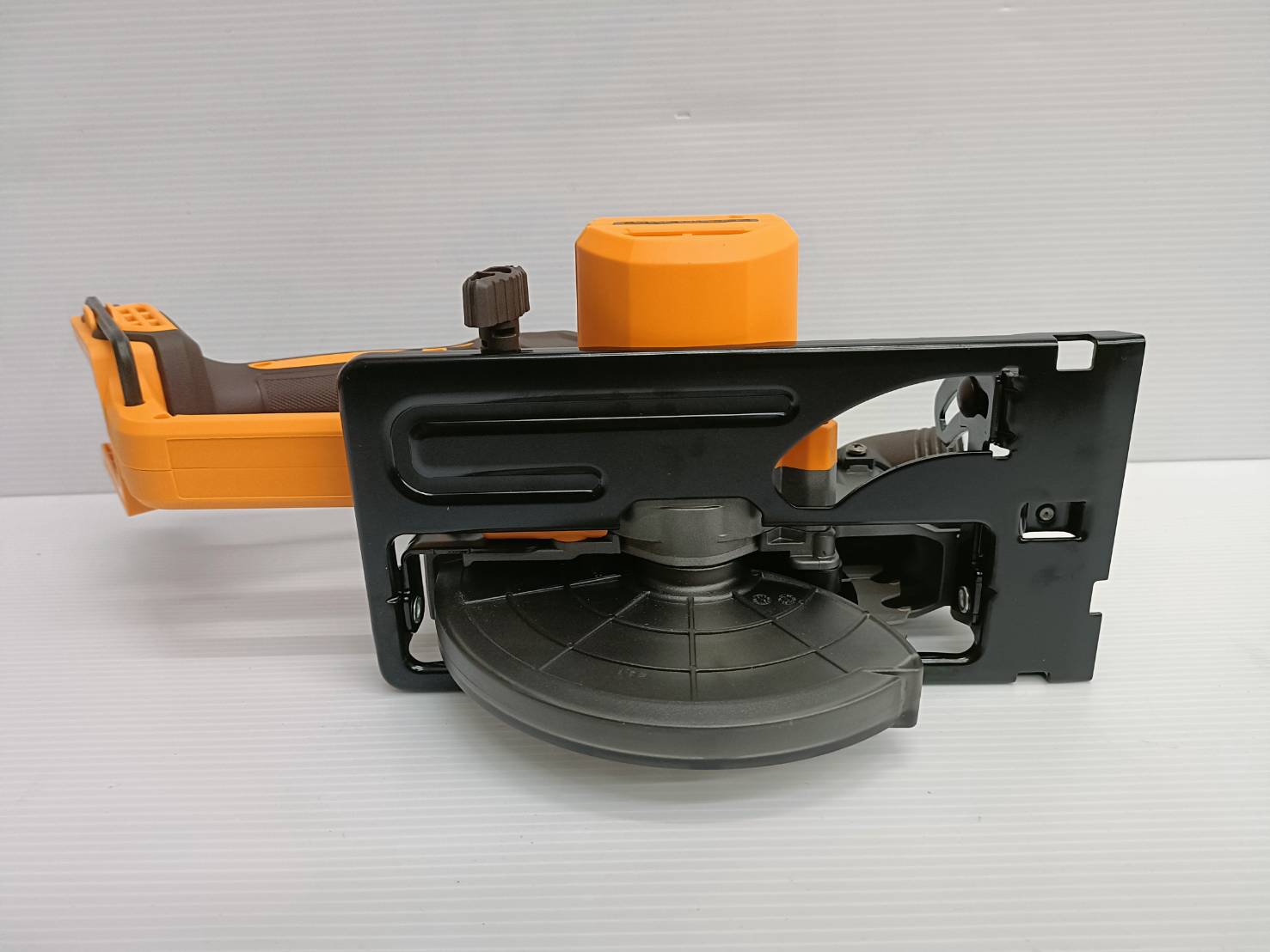 INGCO เลื่อยวงเดือนไร้สาย 20V 5 นิ้ว มอเตอร์ไร้แปรงถ่าน รุ่น CSLI14021