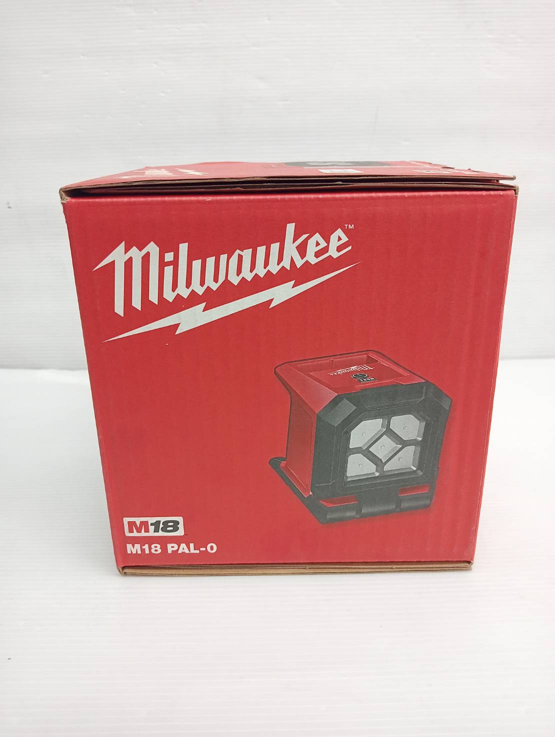 ไฟส่องพื้นที่ 18 โวลต์ หัวหมุน/พับได้ M18 PAL-0 (เครื่องเปล่า) Milwaukee