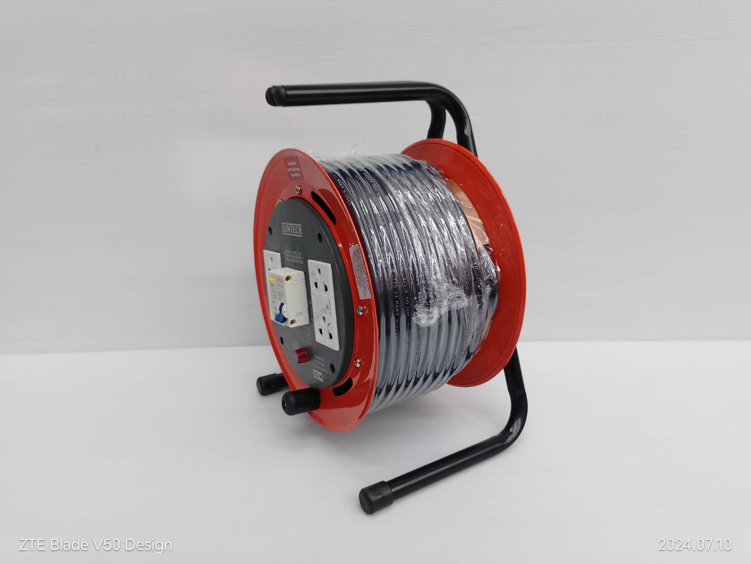 ล้อเก็บสายไฟ SUNTECH 16 A ขนาด 1.5 mm. x ยาว 15 เมตร มีเบรคเกอร์ AC1515