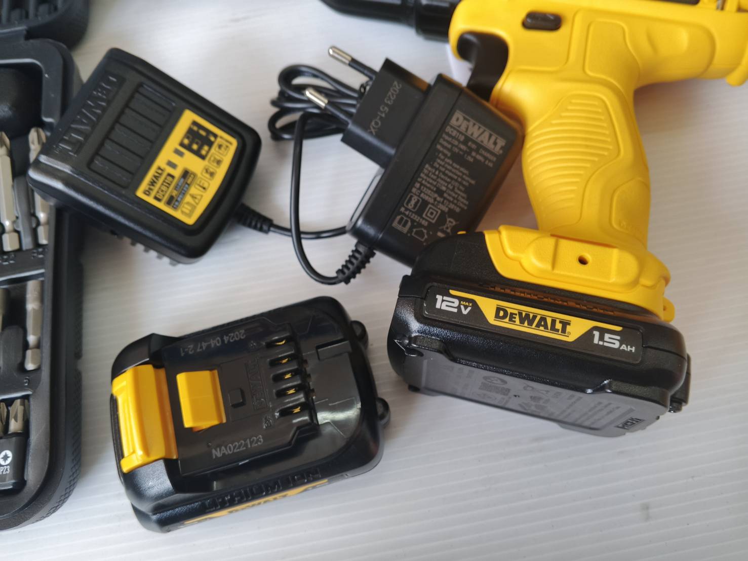 DEWALT รุ่น DCD700S2A-B1 สว่านไขควงไร้สาย 12V + ชุดดอก 109 ชิ้น