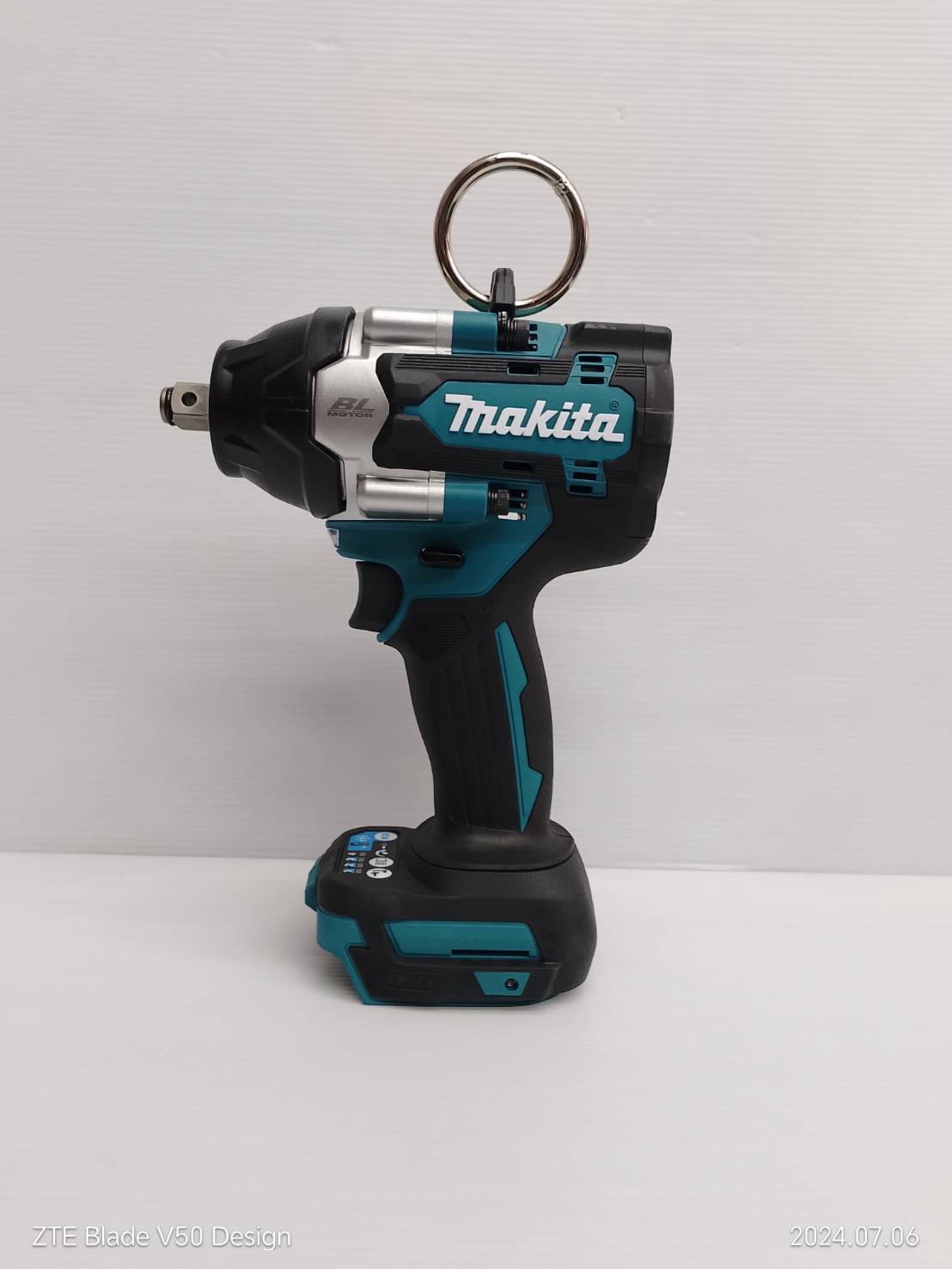 MAKITA เครื่องขันบล๊อกไร้สาย 18 โวลต์ 1/2 นิ้ว + สายสะพาย รุ่น DTW700ZX1
