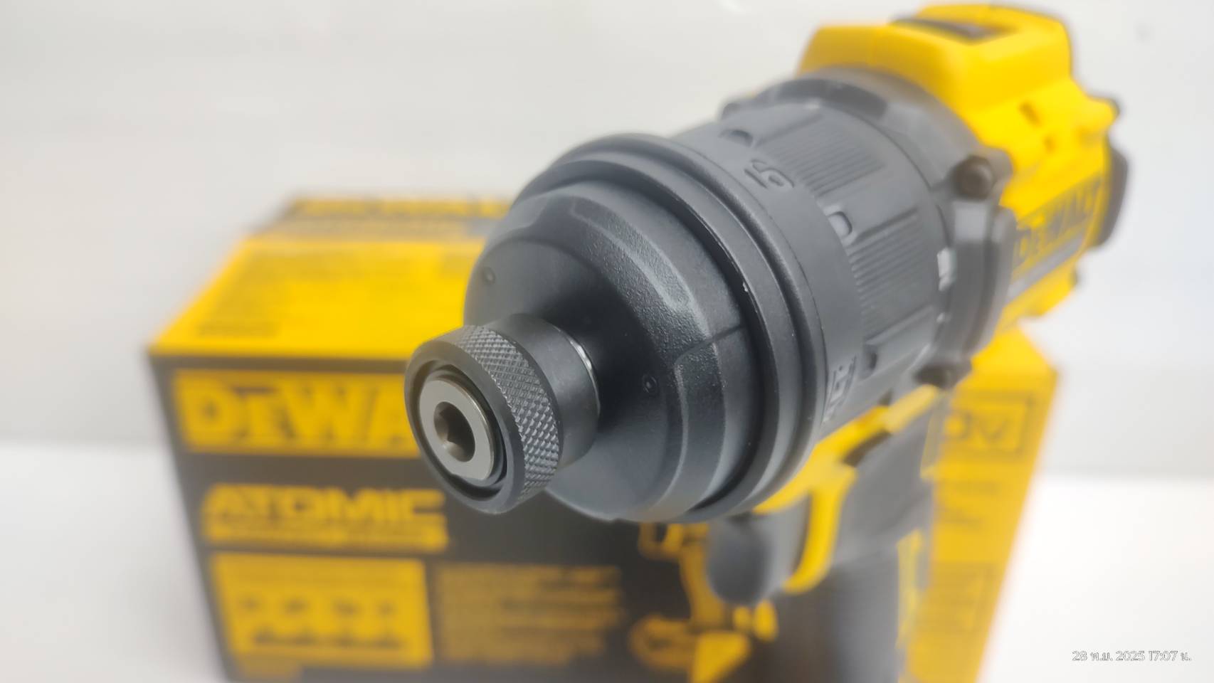 ไขควงติดตั้งไร้สาย (เปลี่ยนหัวได้ 4 หัว) DCD803B DEWALT