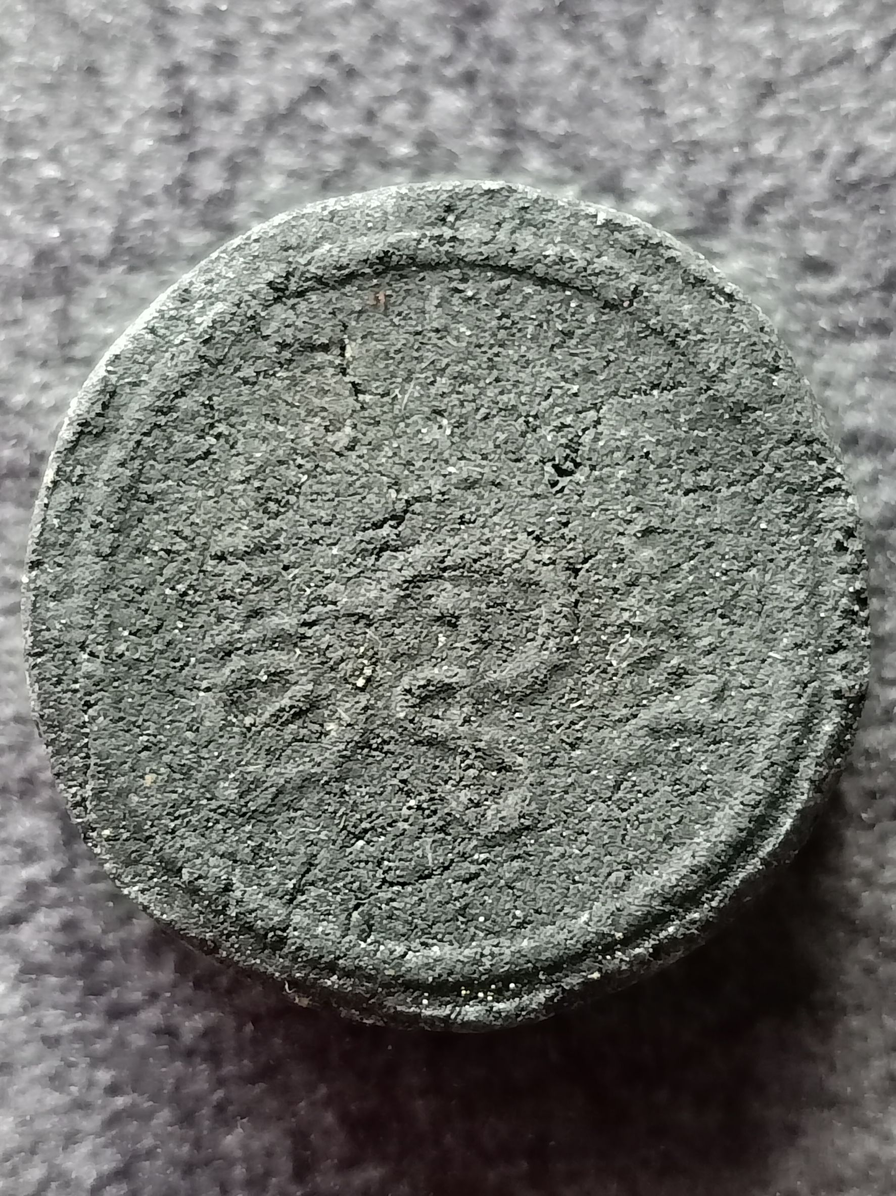 พระผงว่านไพรดำ ปู่สัมฤทธิ์ สีขวา ทำมาจากผงว่านไพรดำของแท้ ต้นตำหรับหนึ่งเดียว