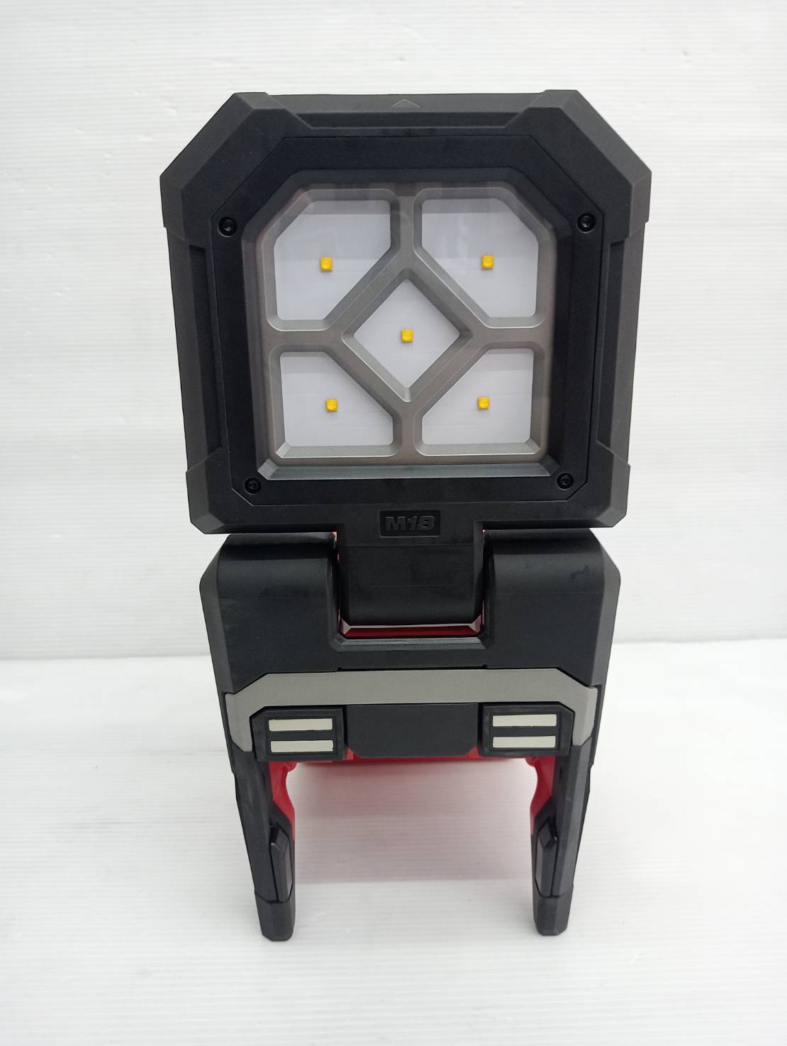 ไฟส่องพื้นที่ 18 โวลต์ หัวหมุน/พับได้ M18 PAL-0 (เครื่องเปล่า) Milwaukee