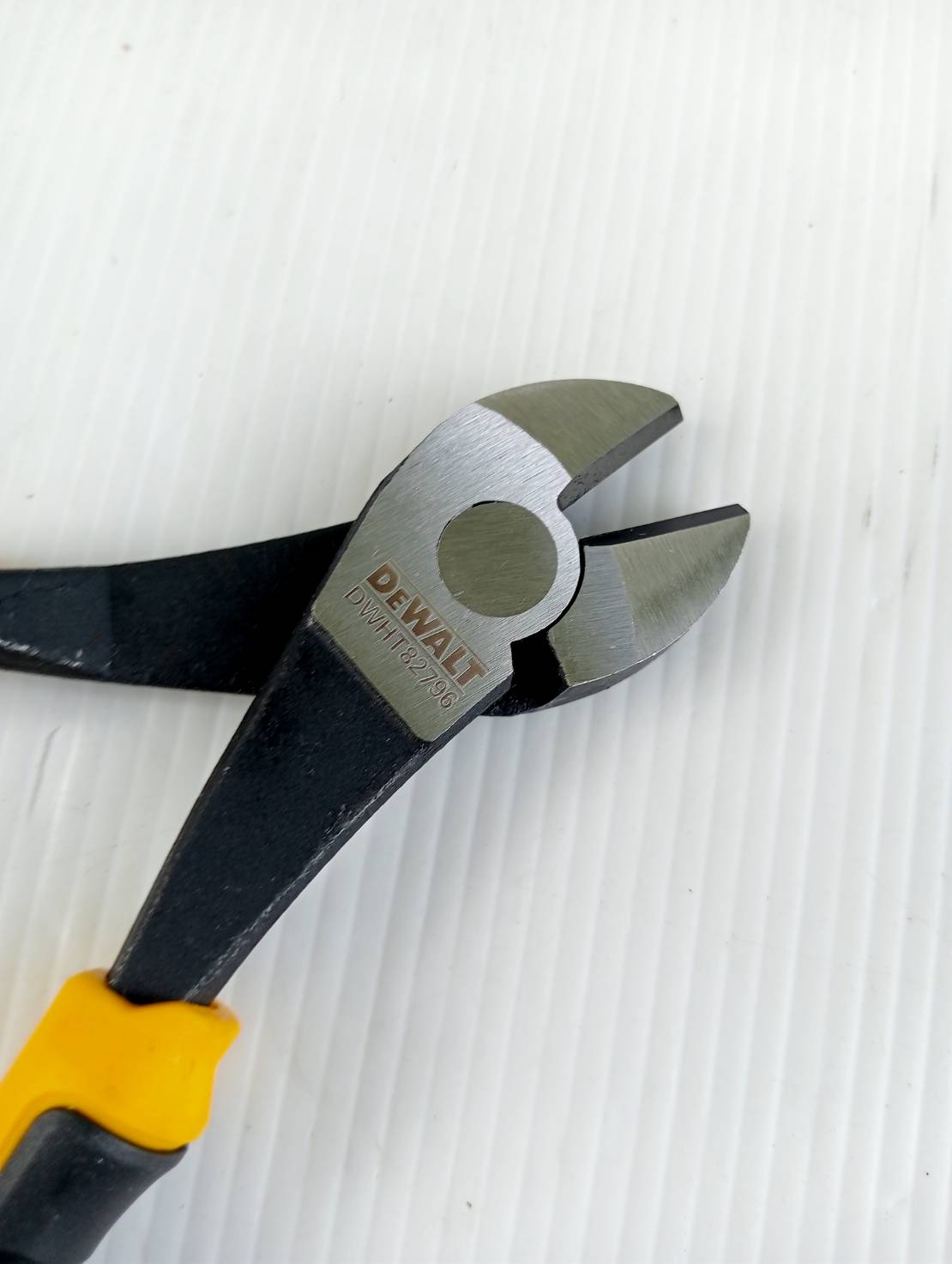 DEWALT รุ่น DWHT82796-0 คีมตัด DEWALT ขนาด 160 มม.