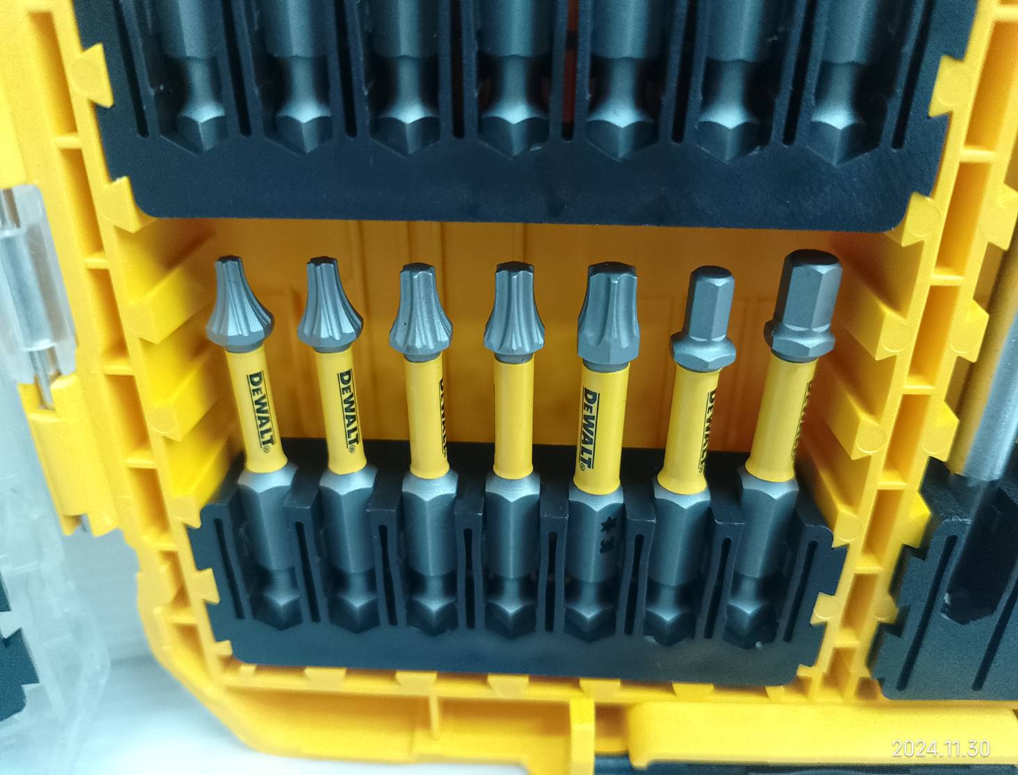 ชุดดอกไขควง DEWALT 100 ปี ให้ดอกสว่านมากถึง 61 ชิ้น รุ่น DWACS61P