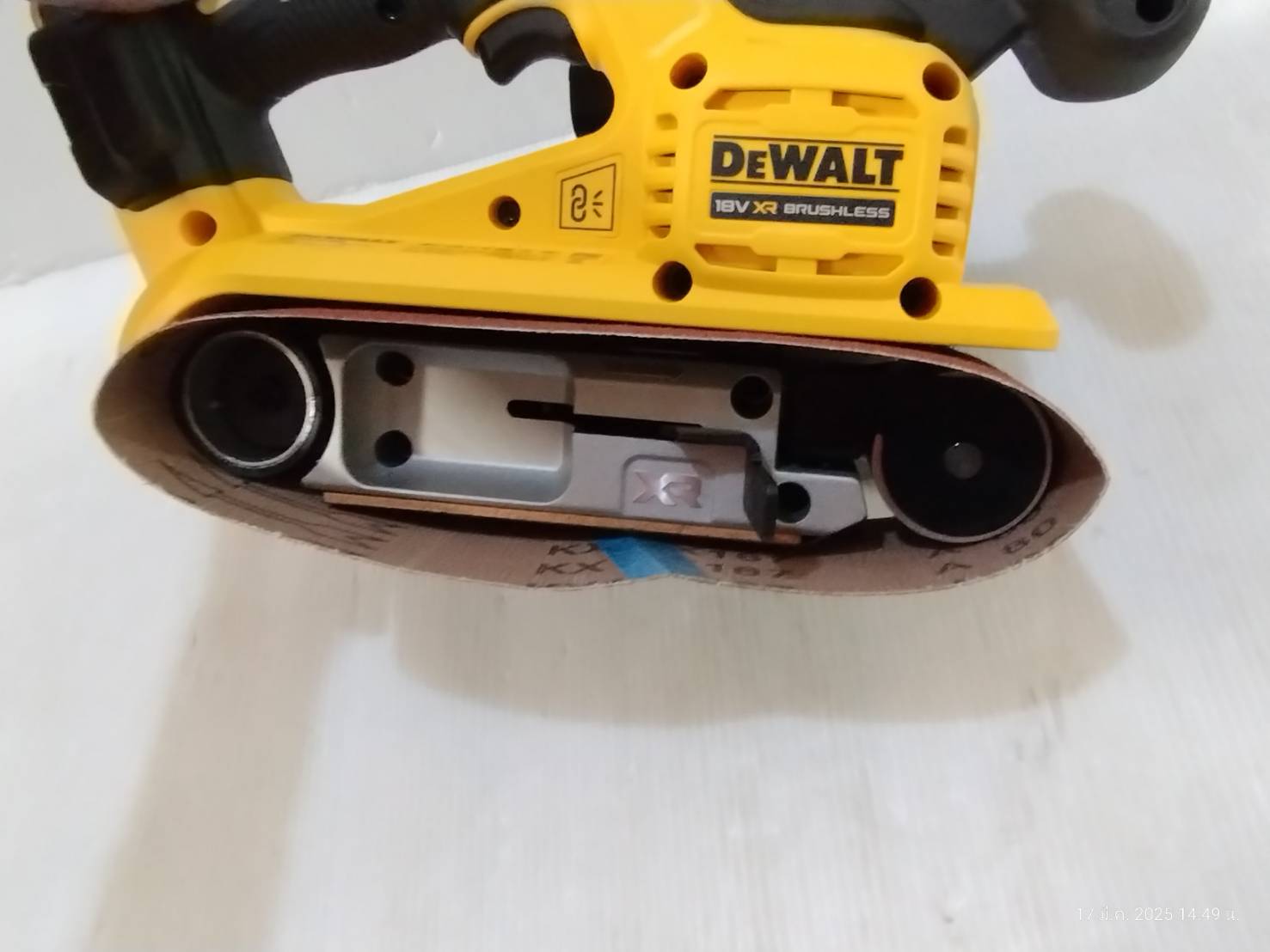 เครื่องขัดกระดาษทรายสายพาน20V DCW220N Dewalt (ตัวเปล่า)