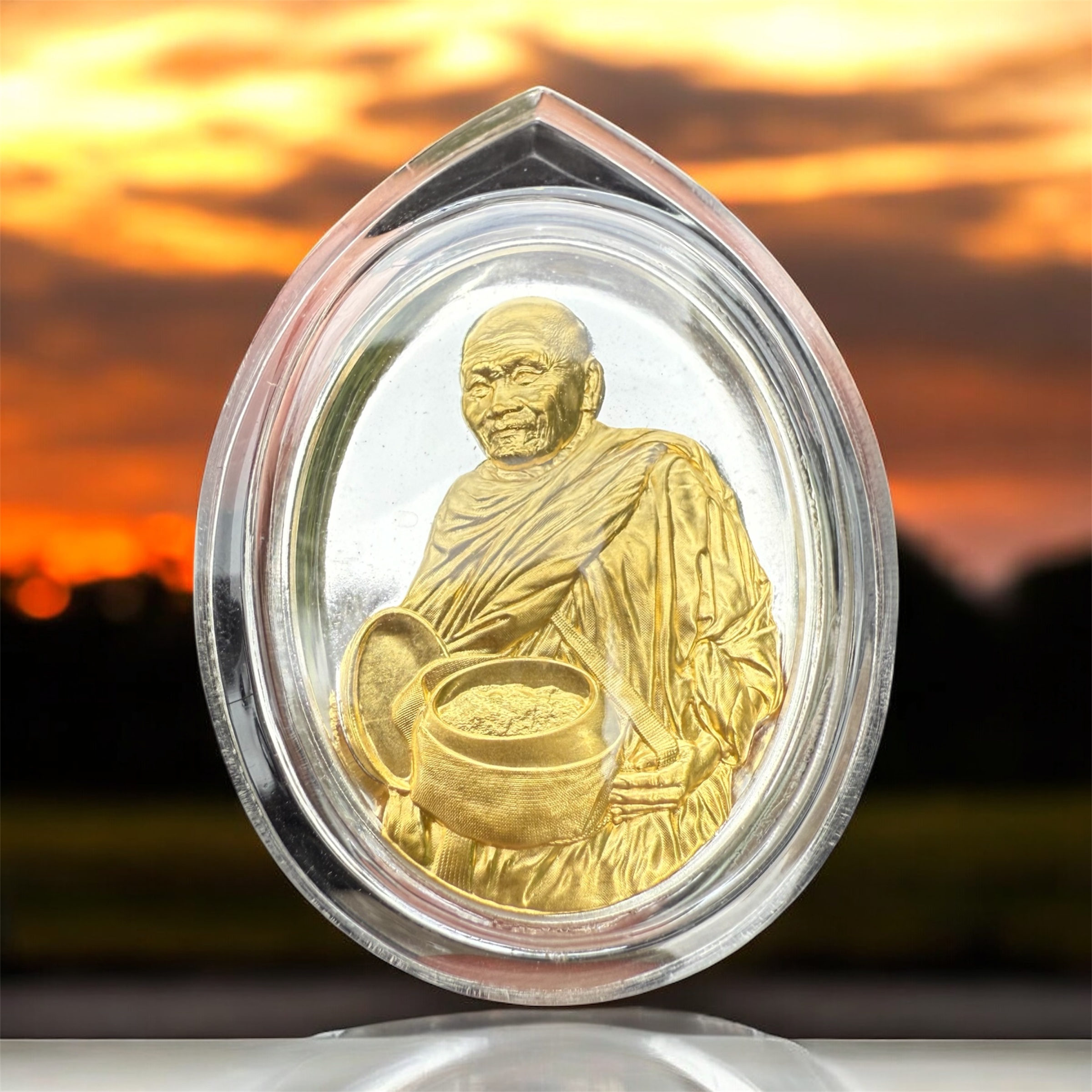 เหรียญมหาจักรพรรดิยอดรวย เนื้อเงินหน้ากากทองคำ 1 ใน 799 องค์ หลวงปู่มหาศิลา สิริจันโท วัดพระธาตุหมื่นหิน จ.กาฬสินธุ์