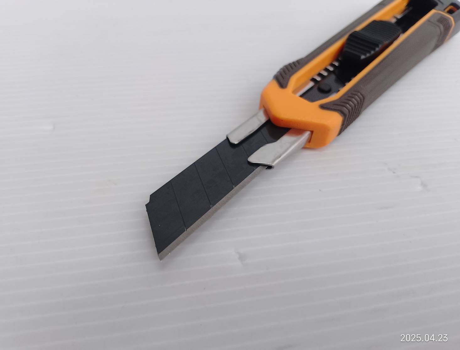 INGCO มีดคัทเตอร์ อเนกประสงค์ รุ่นในดำ HKNS11815