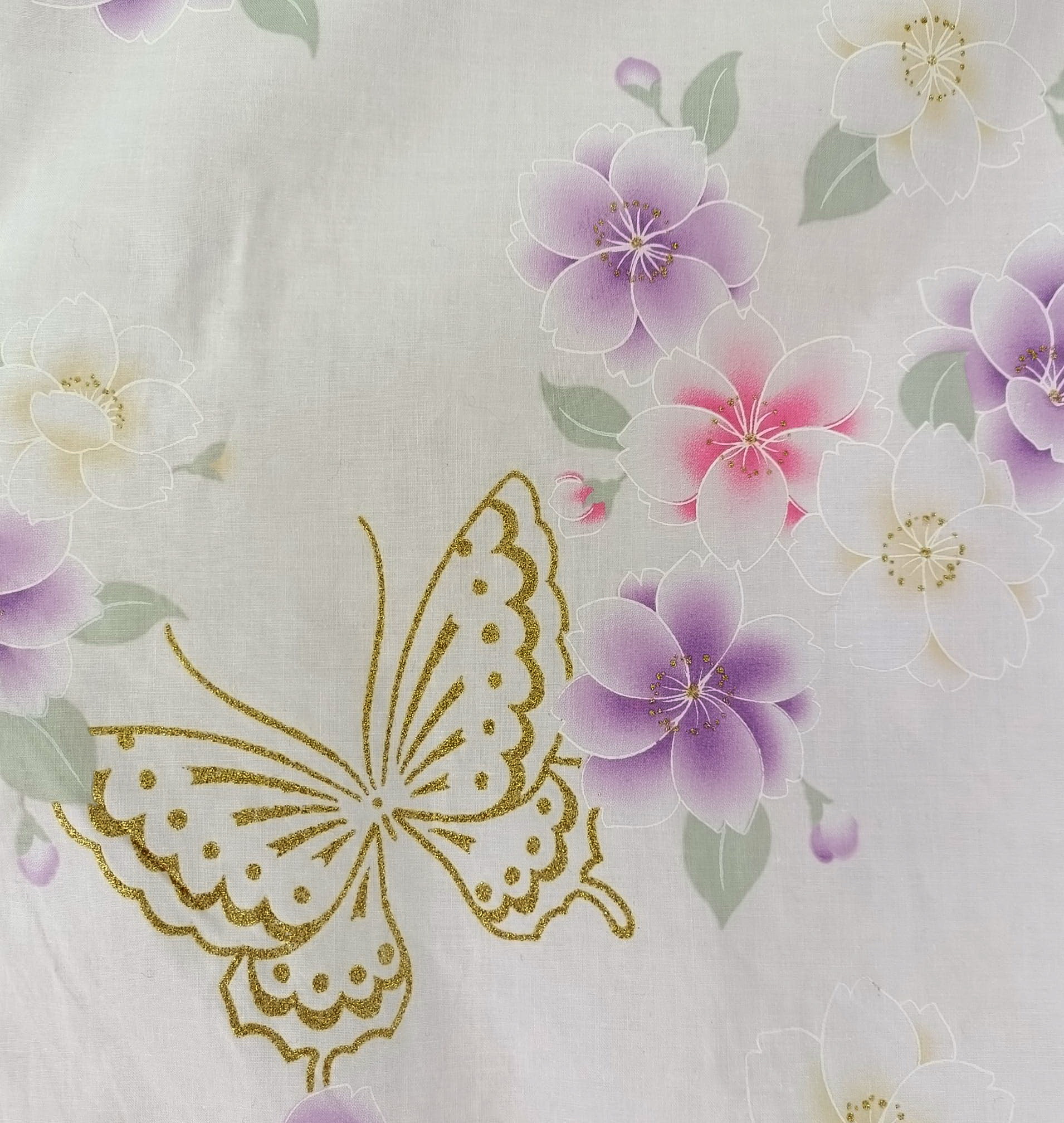 ยูกาตะสีขาวลายดอกไม้+ผีเสื้อสกรีนกากเพชรทอง01 *ผ้าบาง