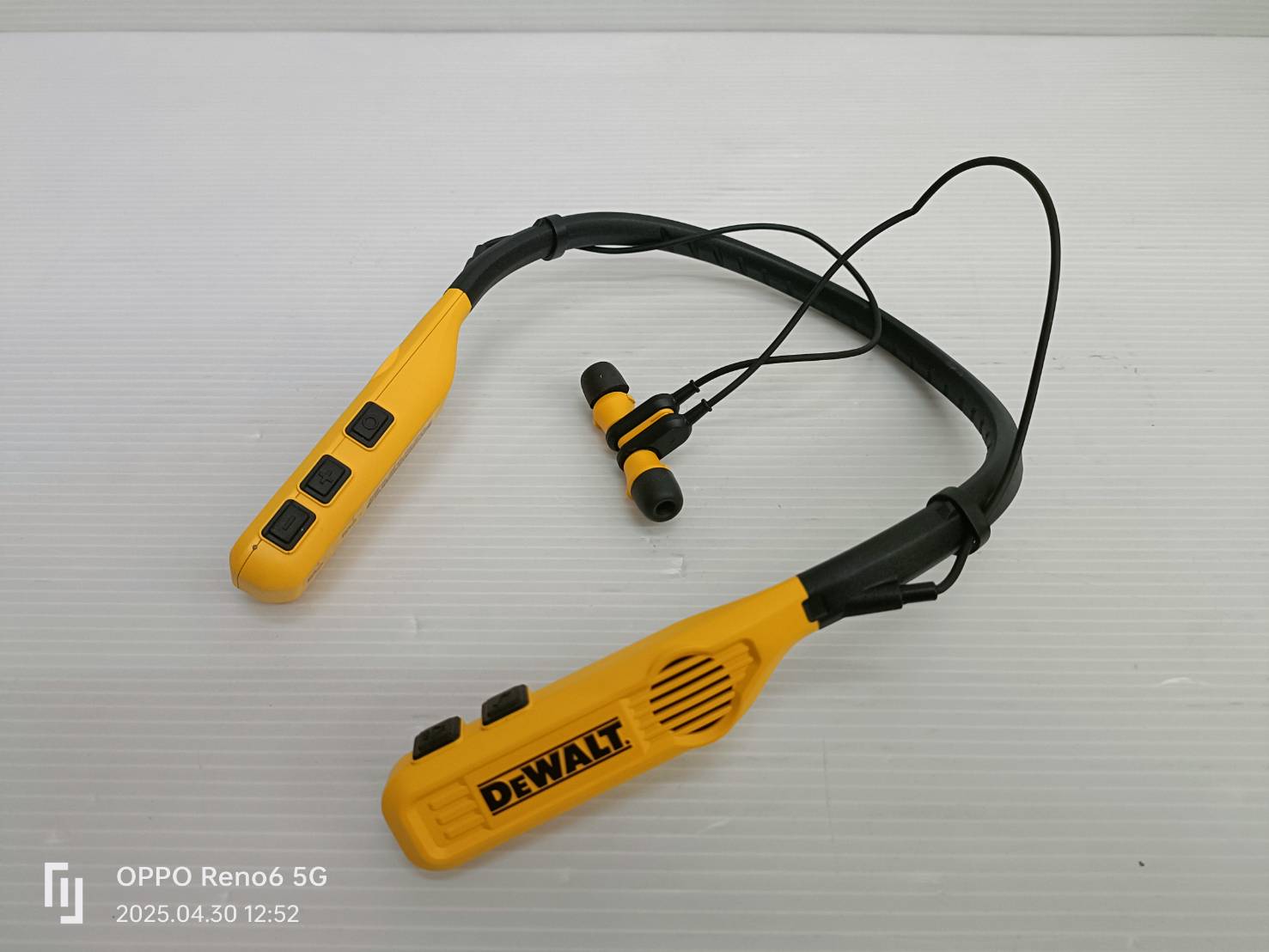 DEWALT DXMA1902093E หูฟังบลูทูธแบบคล้องคอ 2-in-1