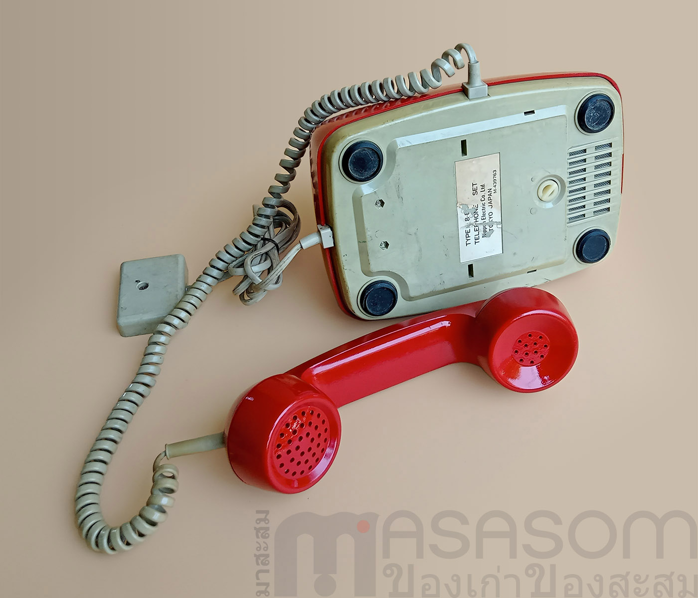 โทรศัพท์แบบแป้นหมุนสีแดง