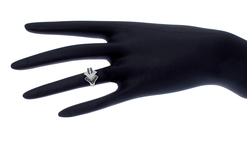 แหวนเพชรcz ประดับเพชร CZ แหวนแถว 2 แถว ตัวเรือนเงินแท้100% (เงินแท้92.5%) ฝังเพชรกลมดำสลับเพชรกลมขาว เพิ่มดีเทลตรงหน้าแหวนเป็นลายสี่เหลี่ยมซ้อนกัน โดดเด่นไม่เหมือนใคร สยบคนรอบข้างแบบชิวๆ [Size 7 = เบอร์ 55 (ร้านทองทั่วไป)]