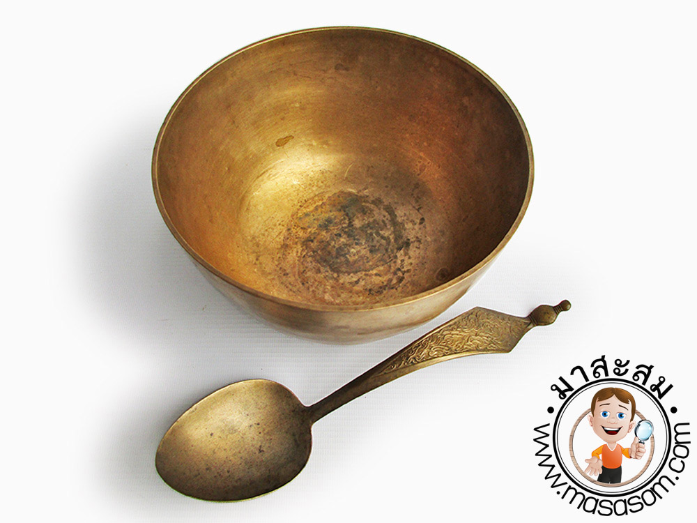 ขันทองเหลืองเก่าพร้อมทัพพี