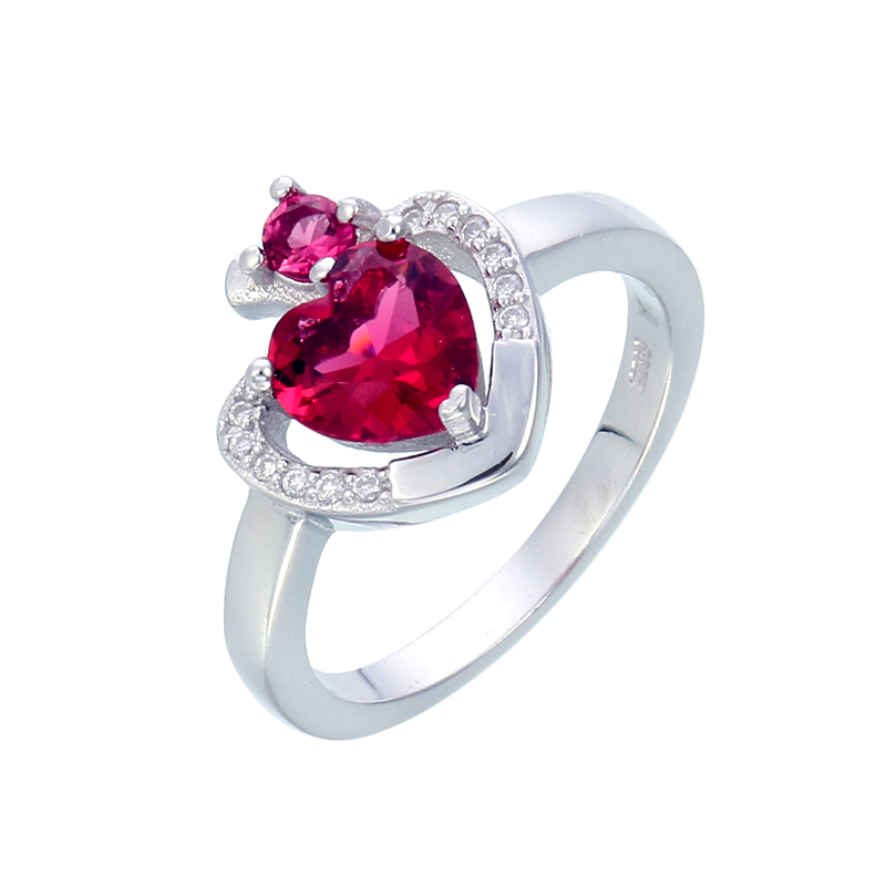 แหวนทองคำขาว ประดับเพชร CZ แหวนพลอยหัวใจสีแดง ล้อมเพชร CZ ดีไซน์หรูดูภูมิฐานใส่ได้ตลอดเวลา