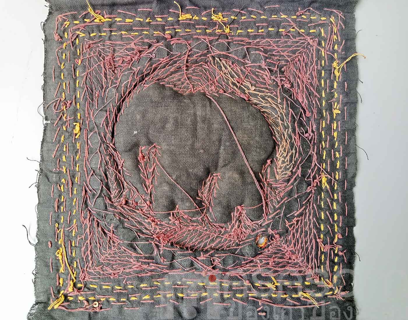 ผ้าปักรูปช้างเก่า