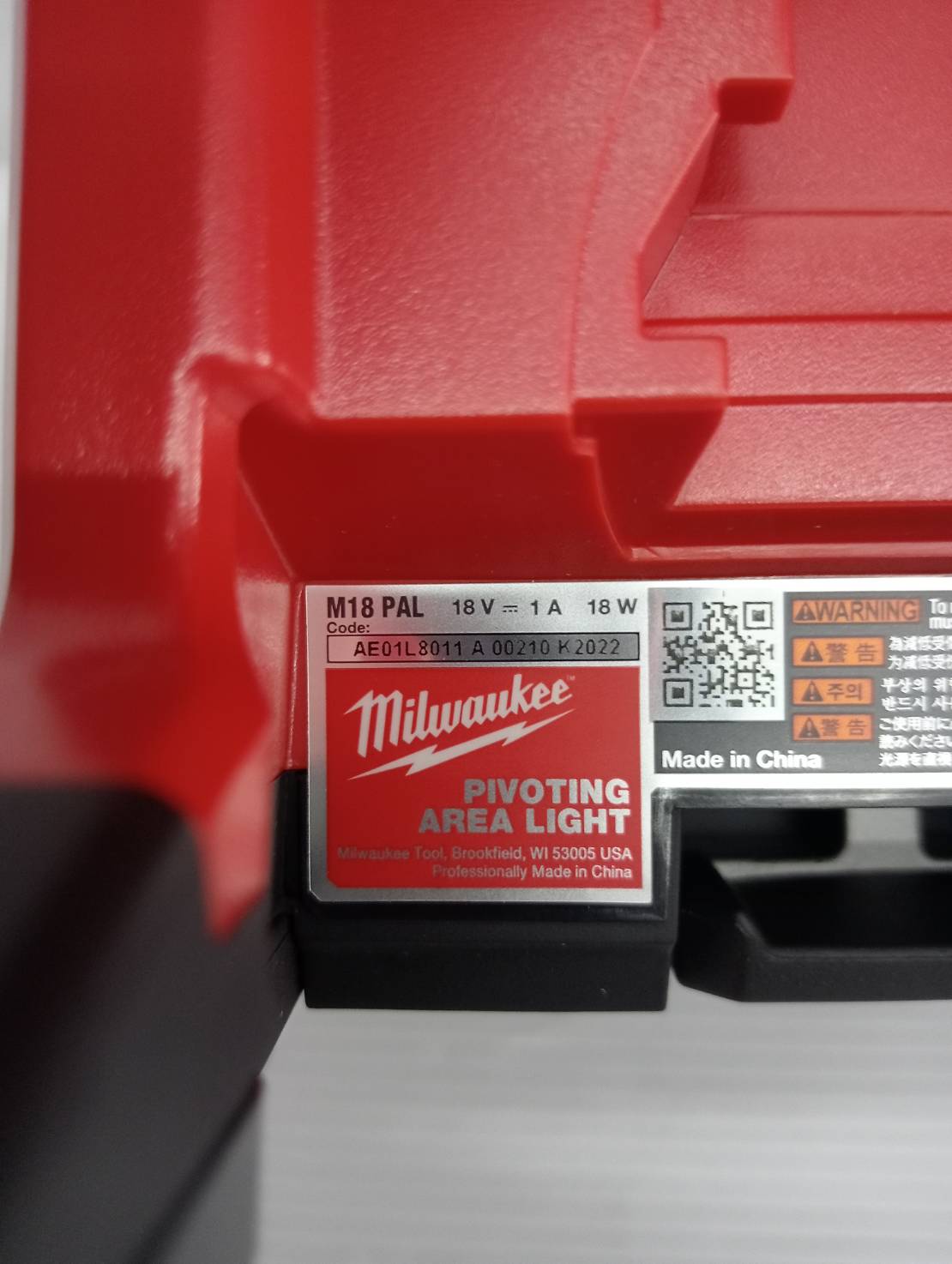 ไฟส่องพื้นที่ 18 โวลต์ หัวหมุน/พับได้ M18 PAL-0 (เครื่องเปล่า) Milwaukee