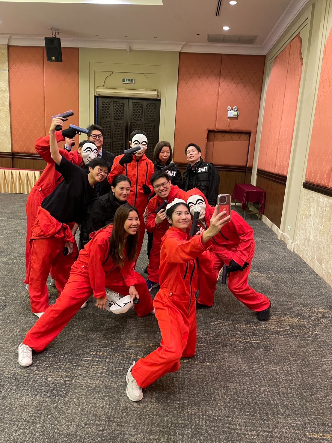 ชุดทรชนคนปล้นโลก / money heist / money heist korea