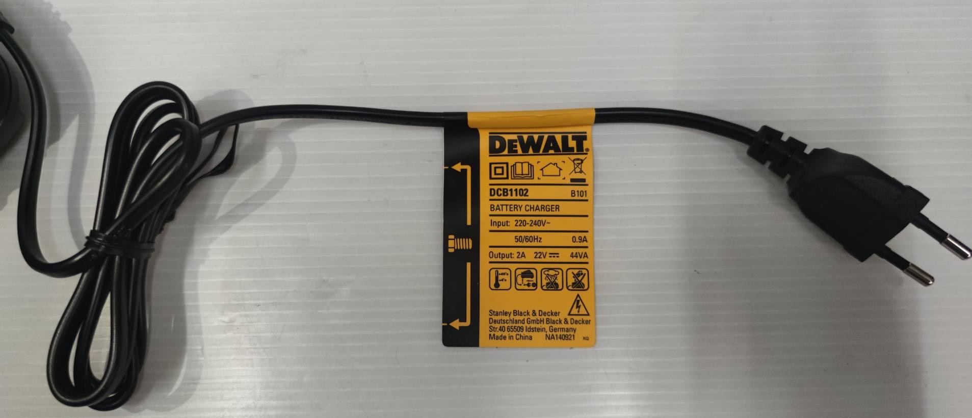 DEWALT รุ่น DCB1102-B1 แท่นชาร์จ 12V/20V Max 2A