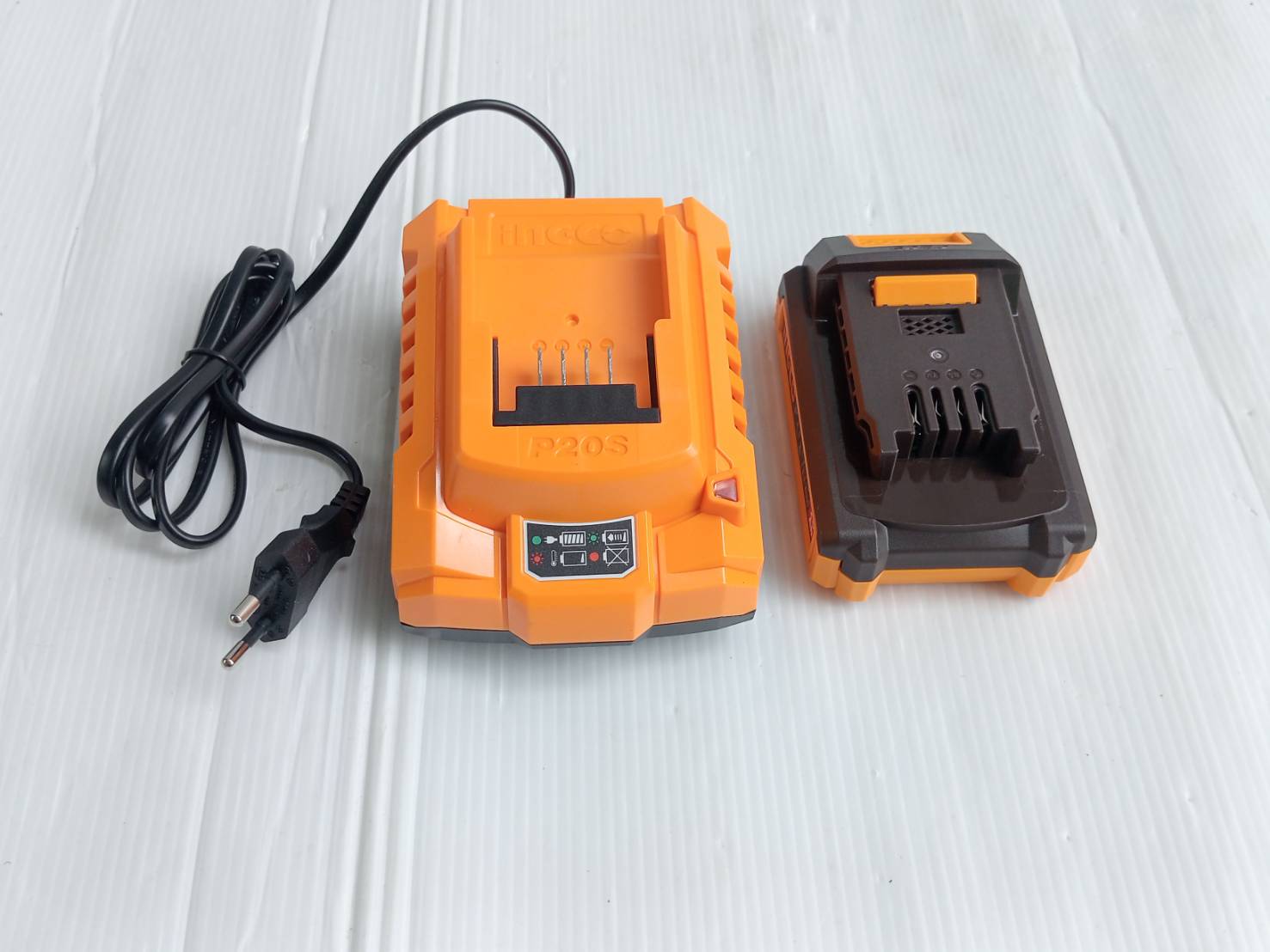 INGCO เครื่องดูดสั่นกระเบื้องไร้สาย 20 โวลต์ รุ่น CTVLI20018 แรงดูดกระเบื้องสูง 60 กก. รวมแบตเตอรี่และแท่นชาร์จ