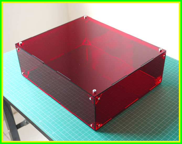 1x กล่องอะคริลิคสีแดงใสรุ่น MB3025 ขนาด 300x250x100 มม.