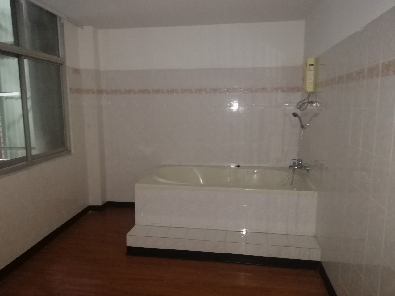 H1144 ให้เช่าอาคารพาณิชย์ 78 ตร.วา 5ชั้น ตกแต่งแล้ว อยู่ถนนบรมราชชนนี ตรงข้ามโลตัสปิ่นเกล้า ใกล้เซ็นทรัลปิ่นเกล้า เหมาะทำคลินิก สถานเสริมความงาม โชว์รูมสินค้า ออฟฟิศ มีที่จอดรถ 7-10คัน