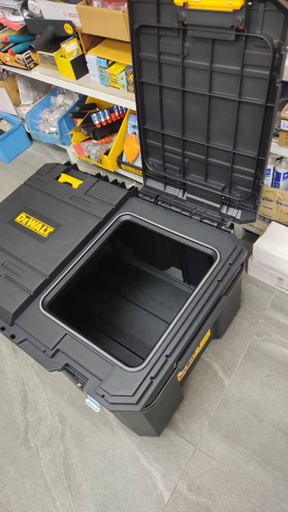 กล่องมีล้อลาก DWST17871-1 DEWALT