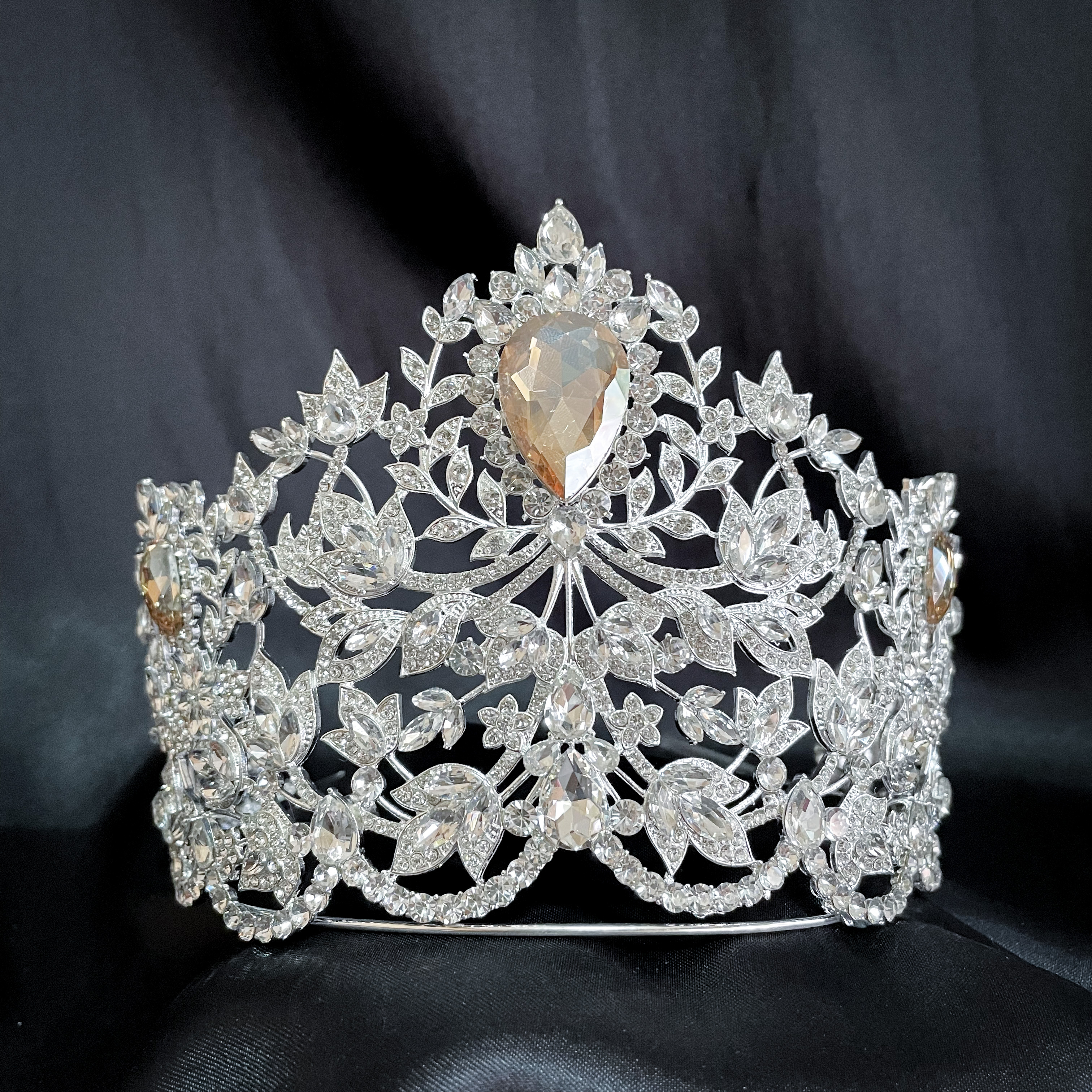 (พร้อมส่ง) เทียร่า 315 มงกุฎ Miss Universe 2019 ใหม่ล่าสุด ”Power of Unity“ จาก Mouawad มงกุฎนางงามจักรวาล ครึ่งวงกลม ประดับเพชร มงกุฎประกวด