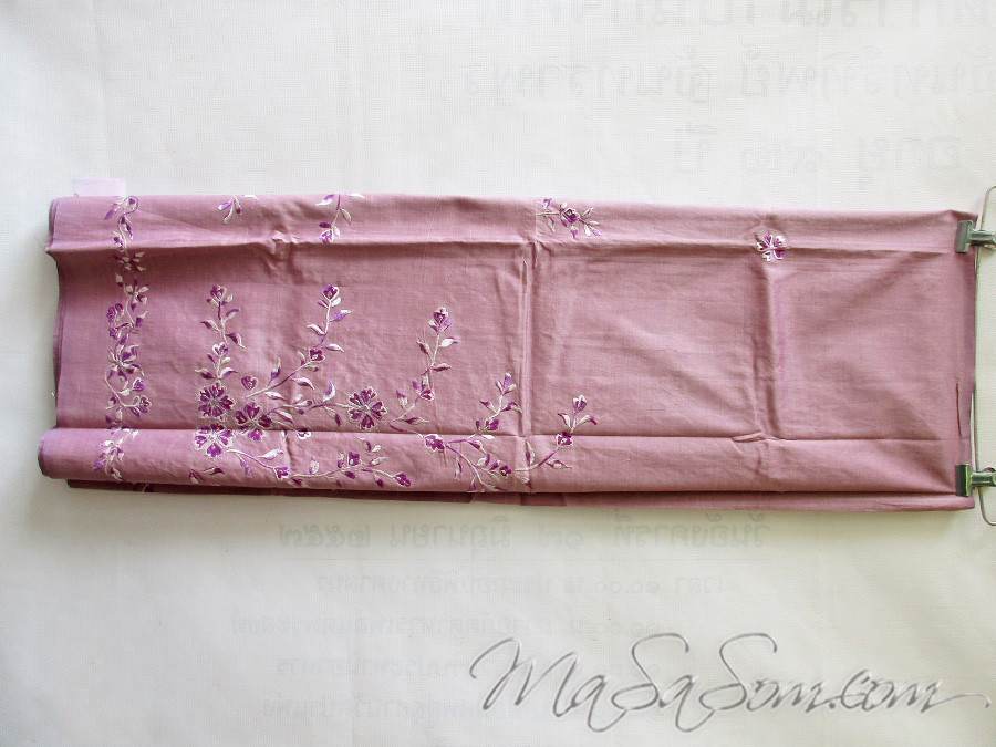 ผ้าถุงผ้าไหมปักดิ้น B4