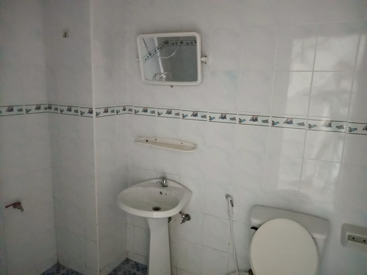 H1265 เซ้งตึกแถว 3.5ชั้น 3คูหา ใกล้วัดสวนแก้ว อยู่ติดทางเข้าวัดศรีราษฎร์ ติดถนนบางกรวย-ไทรน้อย ทำเลดี เหมาะค้าขายหรือทำธุรกิจ