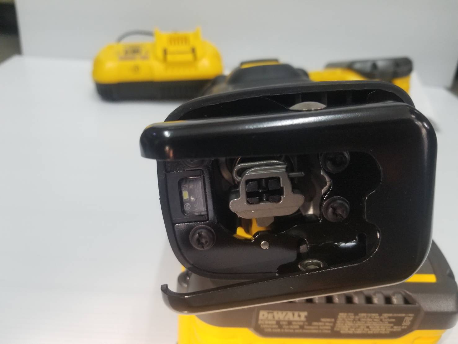 เซเบอร์60V DCS389X2 DEWALT