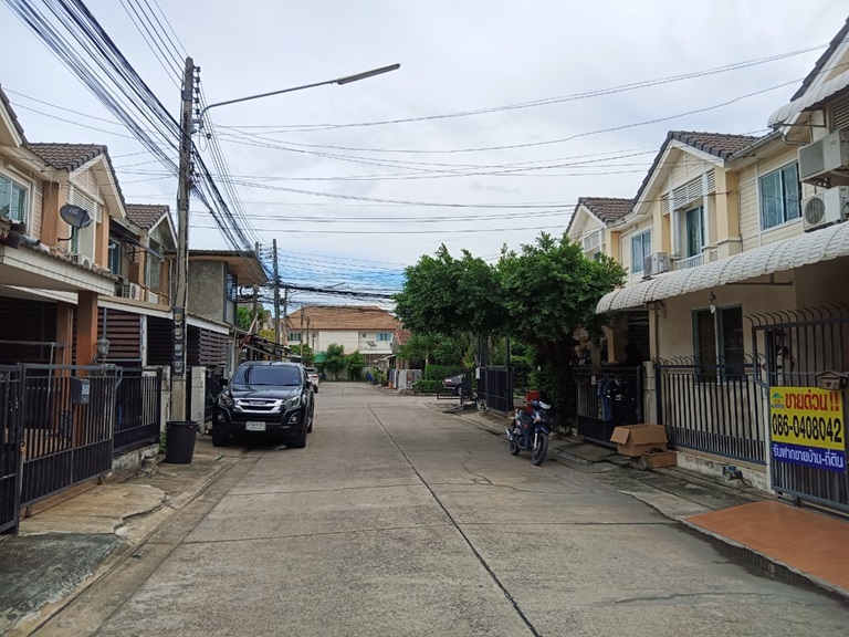 H1179 ขายทาวน์เฮ้าส์ หมู่บ้านพฤกษาวิลล์ 36 สรงประภา-ดอนเมือง 17.5 ตร.วา ตำบลหลักหก อำเภอเมือง ปทุมธานี ต่อเติมหน้าหลัง อยู่ต้นโครงการ