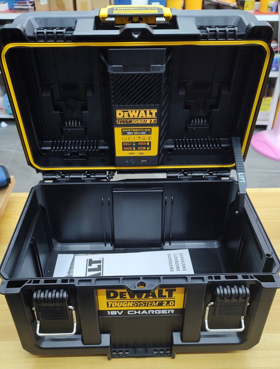 DEWALT รุ่น DWST83471-QW ชุดกล่องเก็บและชาร์ตแบตเตอรี่ TOUGHSYSTEM 2.0