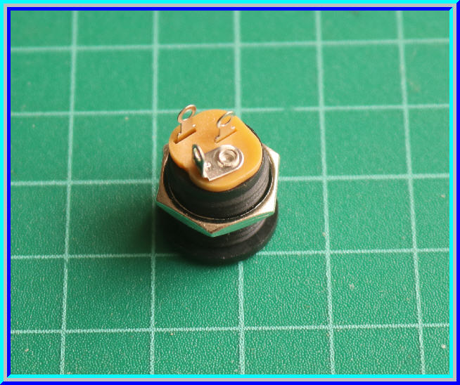 1x DC Jack ขนาด 2.1 มม. ตัวเมียแบบขันยึดติดกล่อง