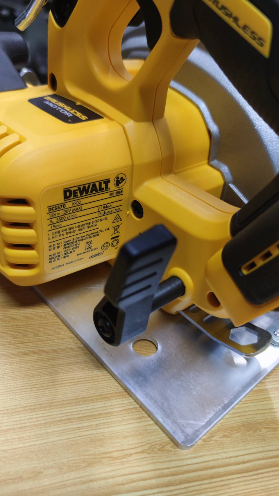 เลื่อยวงเดือน7" DCS570N DEWALT