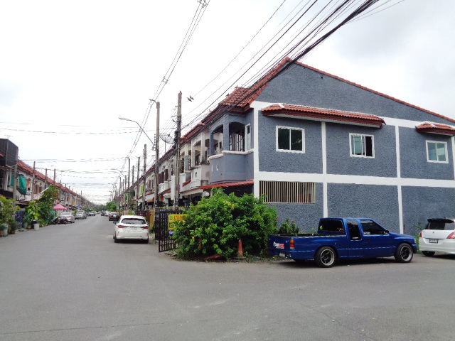 H1123 ขายทาวน์เฮ้าส์ 2 ชั้น 16 ตร.วา หมู่บ้านจินดาทาวน์ หลังมุม รีโนเวทใหม่ ซอยคู้บอน 27 แยก 56 (รามอินทรา กม. 8)