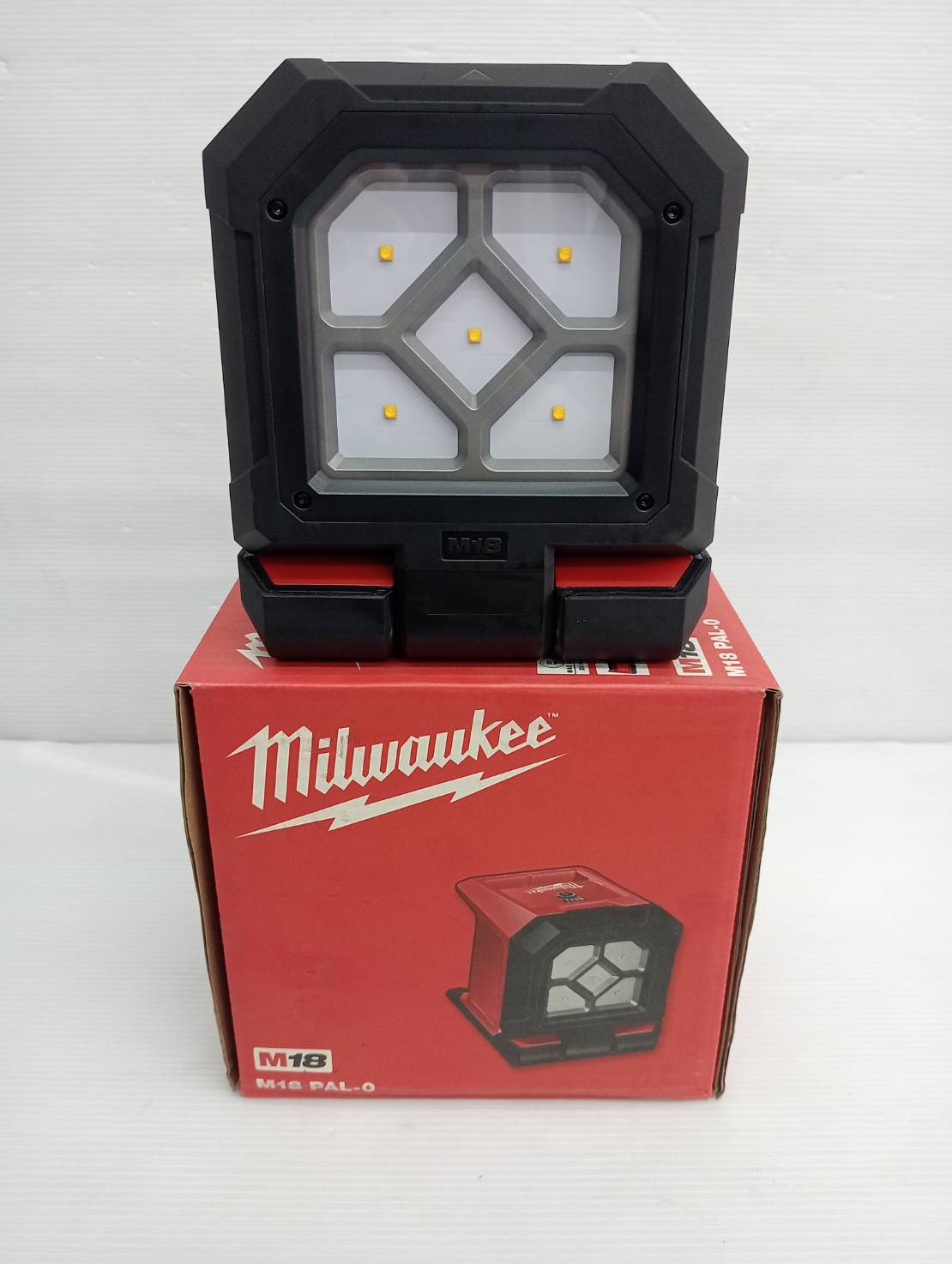 ไฟส่องพื้นที่ 18 โวลต์ หัวหมุน/พับได้ M18 PAL-0 (เครื่องเปล่า) Milwaukee