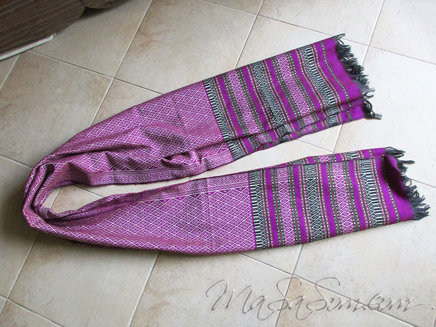 ผ้าคลุมไหล่ทอมือสีแดง