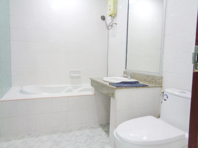 H1203 ขาย/ให้เช่า ทาวน์เฮ้าส์รีโนเวท หมู่บ้านวรารักษ์ เลียบคลองสอง27 หน้ากว้าง 5 เมตร เฟอร์ครบ แขวงสามวาตะวันตก เขตคลองสามวา กทม.10510