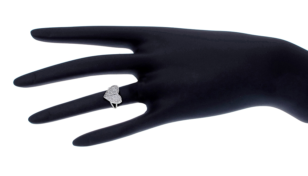 แหวนเพชร ประดับ เพชรCZ แหวนทรงหัวใจฝังเพชรกลมขาว ฉลุช่วงบ่าแหวน ออกแบบอย่างคลาสสิกหรูหรา ดีไซน์ความสวยระดับไฮโซ