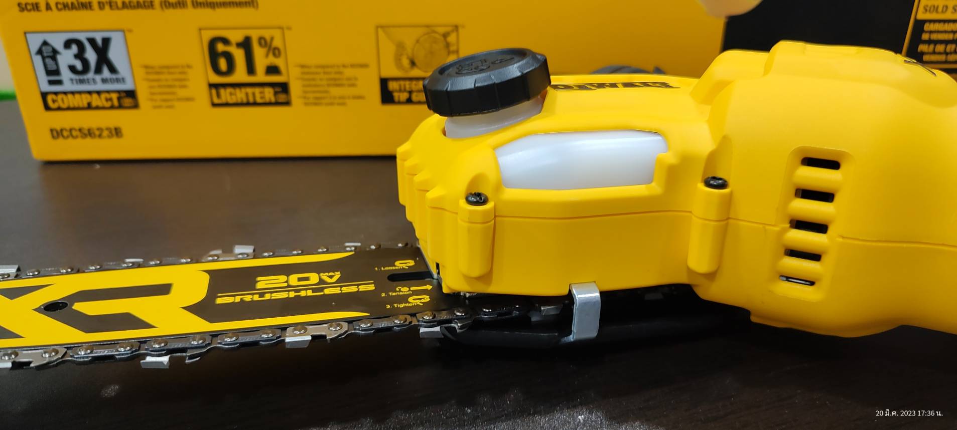 DEWALT เลื่อยโซ่มือเดียวไร้สาย 20V Max บาร์ 8 นิ้ว เฉพาะตัวเครื่อง มอเตอร์ไร้แปรงถ่าน รุ่น DCCS623B
