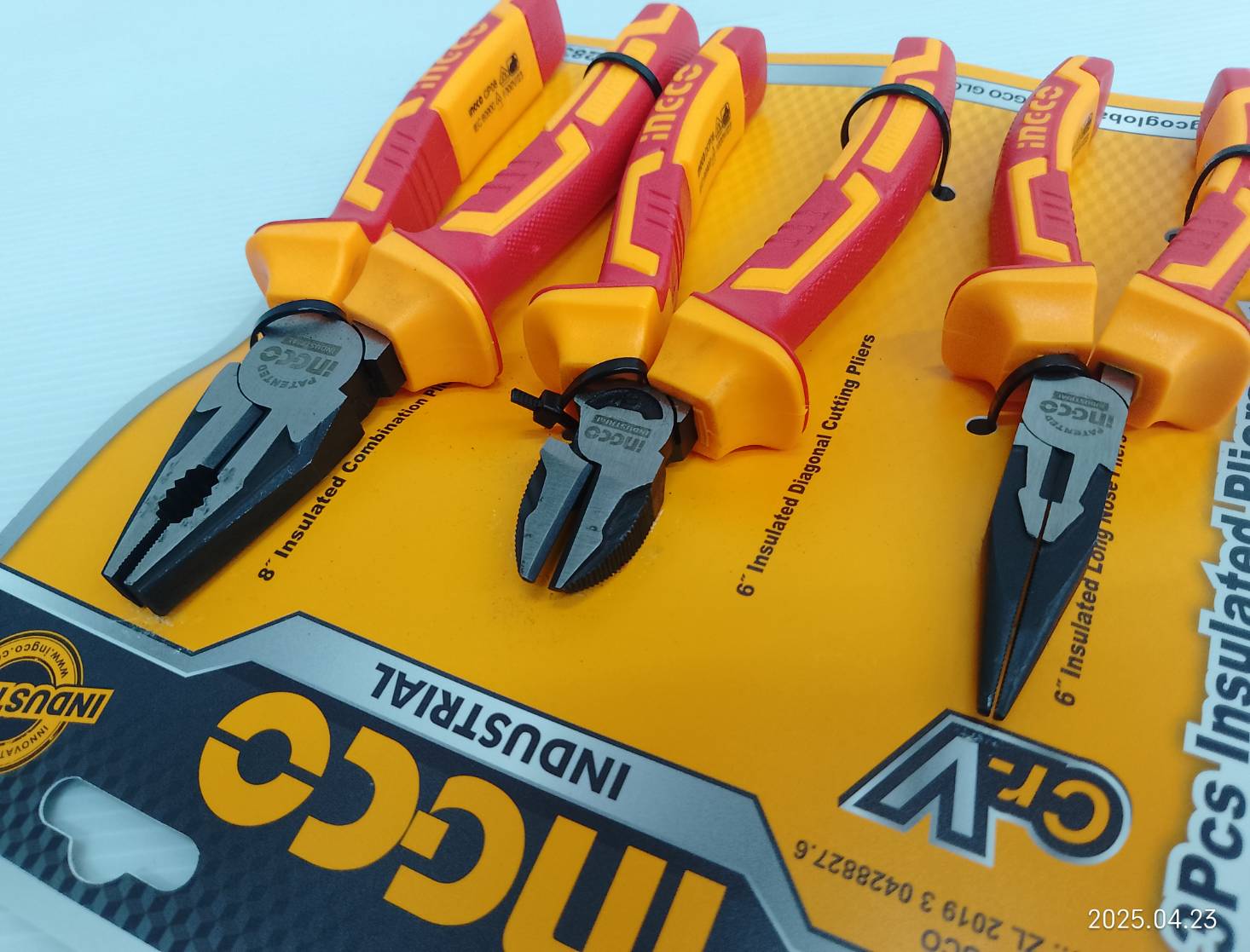 INGCO ชุดคีม VDE หุ้มฉนวนกันไฟฟ้า 3 ชิ้น รุ่น HIKPS28318