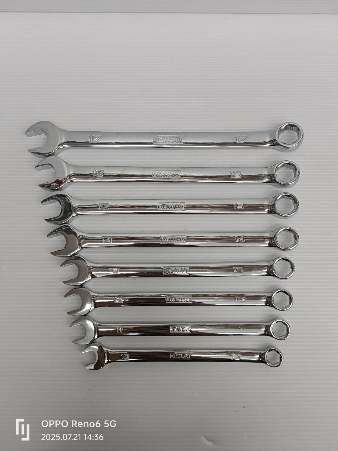 DEWALT ชุดประแจแหวนข้างฯ 8 ชิ้น 10-17 มม. รุ่น DWMT45426 กล่องใส มุมเอียง 15 องศา